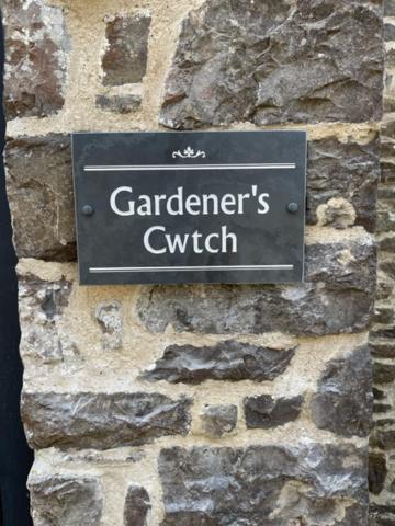 Gardener's Cwtch, Llwynhelig Manor